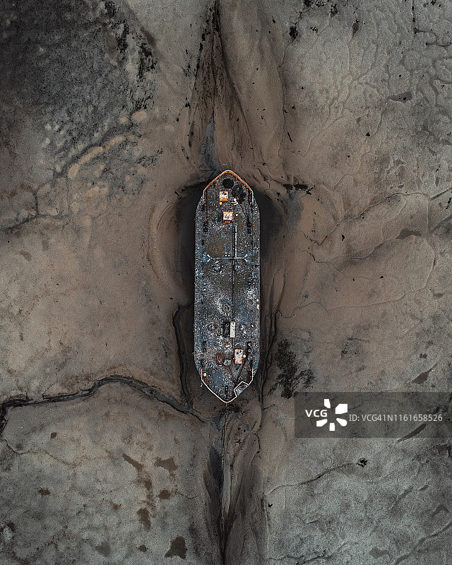 一艘沉没在英国吉林厄姆河口的船图片素材