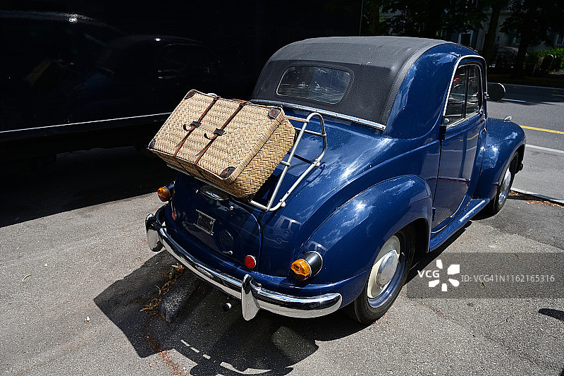 瑞士贝尔市中心，古董车上的古董手提箱图片素材