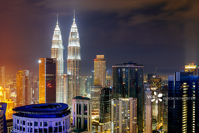 吉隆坡晚上的天际线与马来西亚双峰塔图片素材