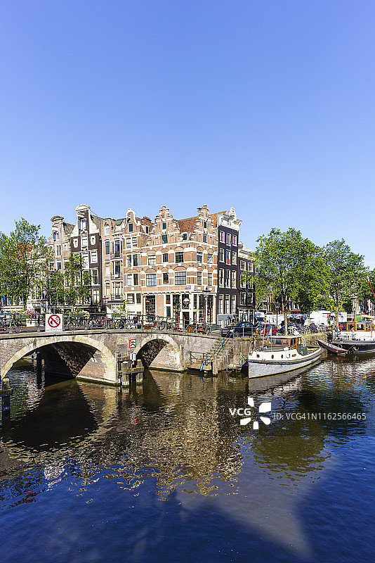 荷兰阿姆斯特丹Brouwersgracht运河上的旧山墙建筑图片素材