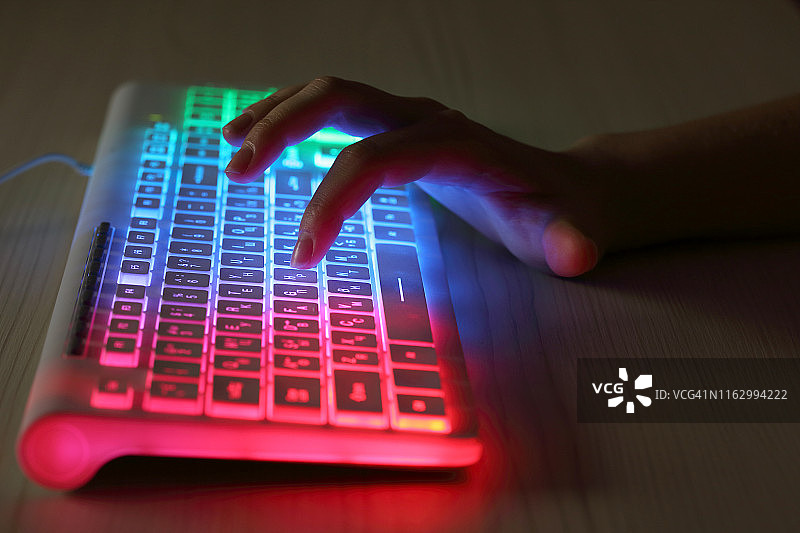 女性的手在电脑键盘上打字的特写图片素材