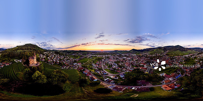 在日落时分，无人机鸟瞰老城堡堡和施瓦茨瓦尔德美丽的山谷360度全景图片素材