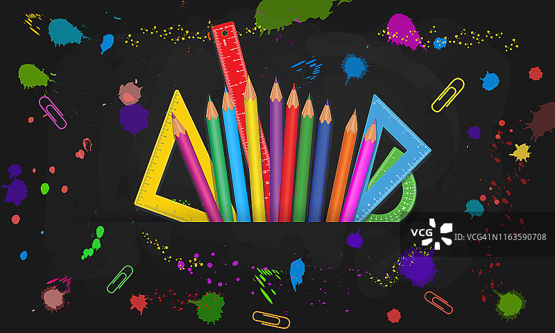 一套彩色的学校用品孤立在抽象的黑色黑板背景与油漆飞溅。三角尺，量角器，铅笔，回形针。回到学校横幅设计元素图片素材