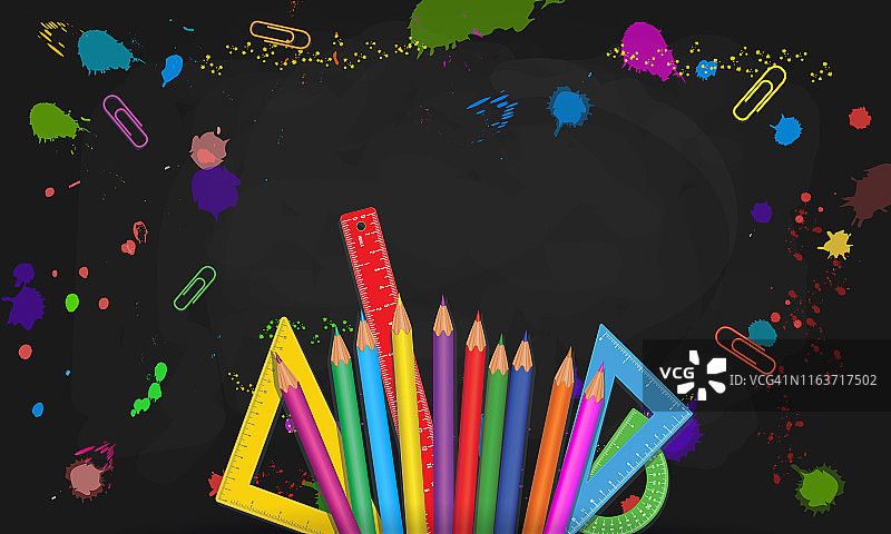 回到学校横幅模板设计与框架从现实的彩色铅笔，尺子，量角器孤立在抽象的黑色黑板背景与油漆飞溅和学校用品图片素材