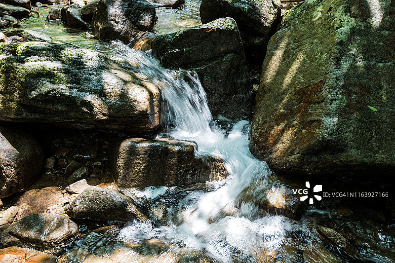清澈的溪水在岩石间流动。在Akame 48瀑布图片素材