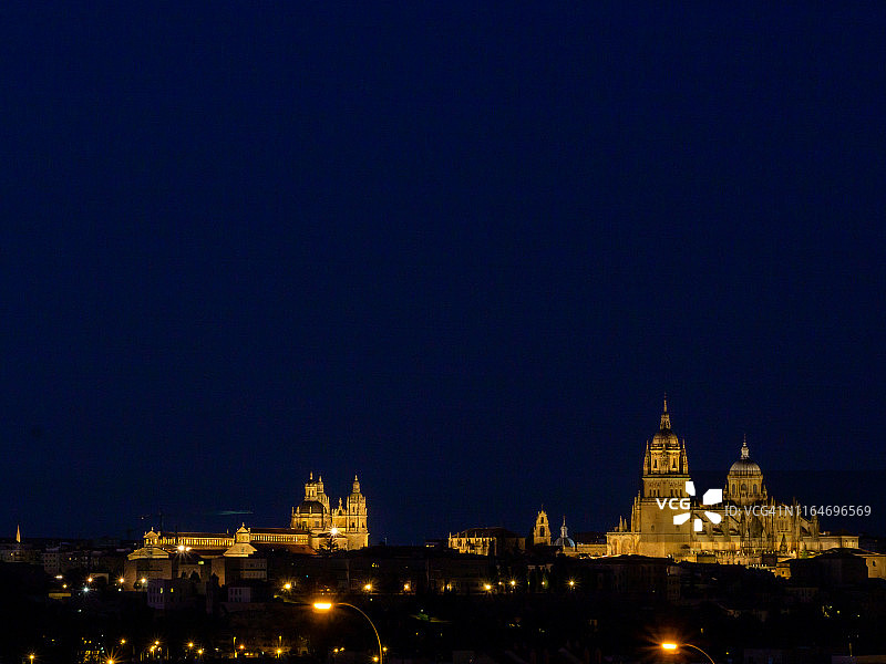 新老萨拉曼卡大教堂(西班牙)长曝光夜景图片素材