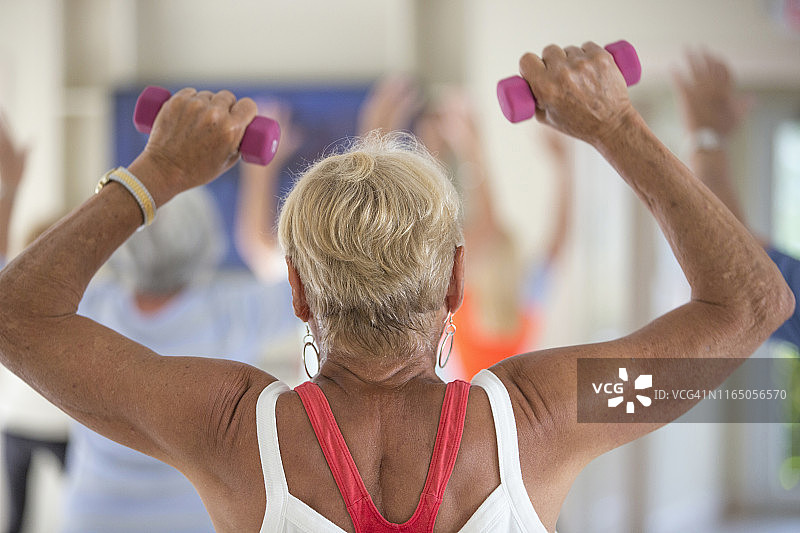 老年妇女在健身房锻炼的后视图图片素材