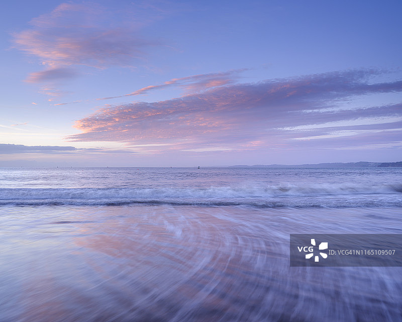 宁静的黎明与云反射在潮湿的海滩，埃克斯茅斯，德文郡，英格兰，英国，欧洲图片素材