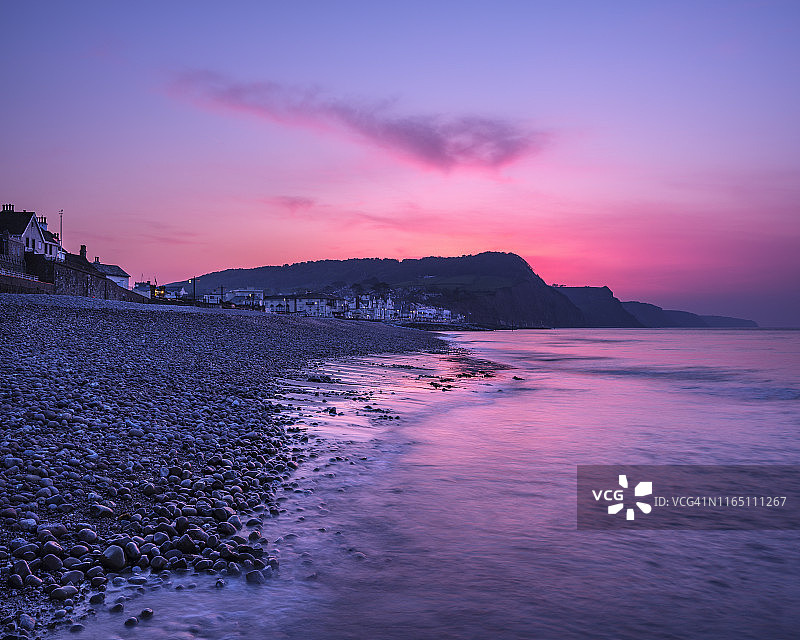 生动的黎明曙光在风景如画的海边小镇Sidmouth，德文郡，英格兰，英国，欧洲图片素材