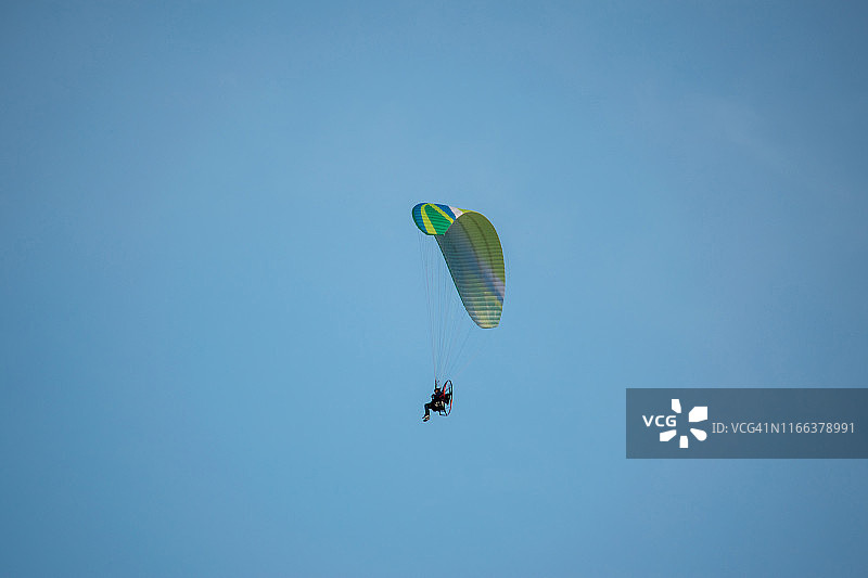滑翔伞飞行上面图片素材
