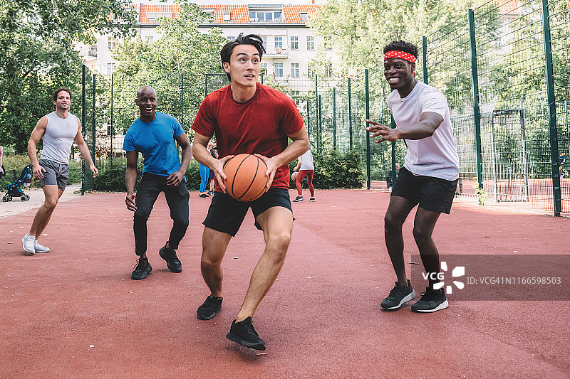 一群年轻人在硬地上打篮球图片素材