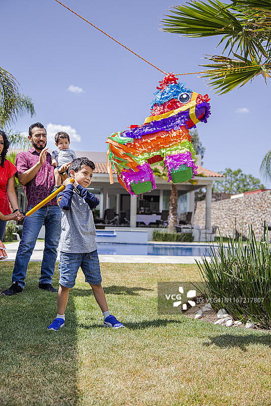 家庭聚会打破了piñata图片素材