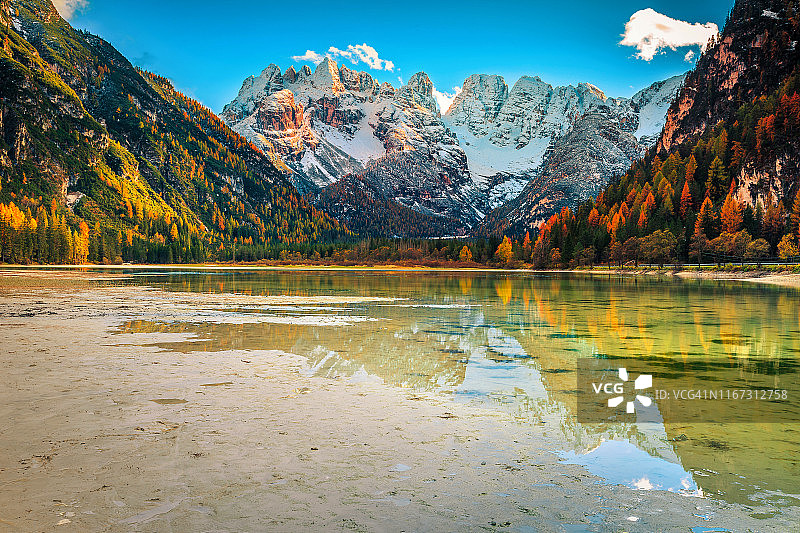 令人惊叹的高山湖泊与雪山的背景，白云石，意大利图片素材