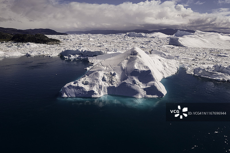 格陵兰岛冰山的鸟瞰图图片素材