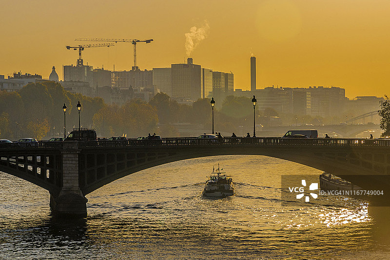 法国，巴黎，第四区，苏里桥，位于塞纳河上，图尔纳勒码头和亨利四世码头之间，背景是里昂车站区图片素材