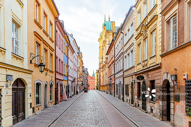 波兰华沙老城的彩色街道图片素材