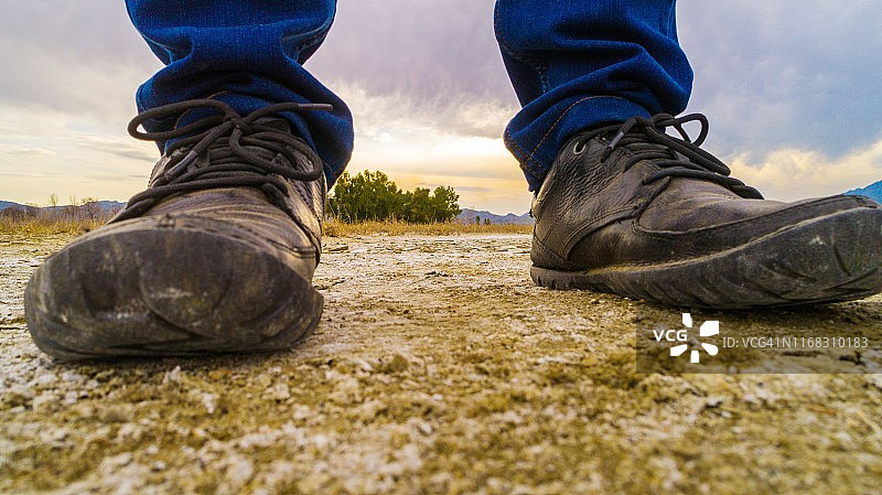 穿着履带鞋走过泥泞干燥的土地图片素材