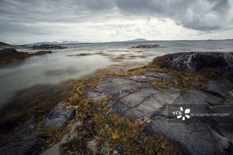 长时间暴露在爱尔兰海滩上的岩石图片素材