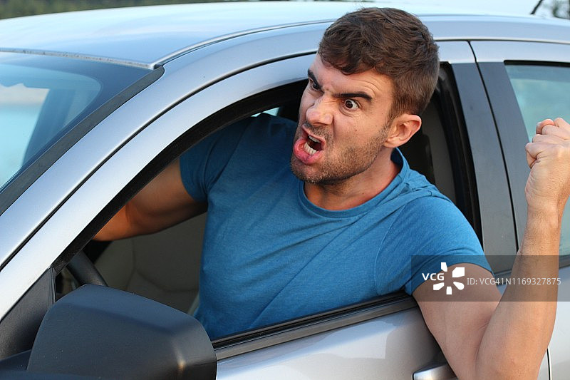 愤怒的男司机表现出暴力图片素材