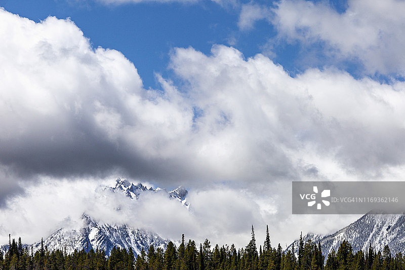 这是提顿山雪景，在提顿国家公园有美丽的天空。图片素材