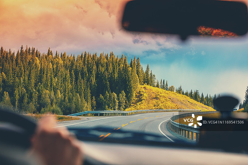 在山路上开车。从挡风玻璃上看到挪威美丽的自然风光图片素材
