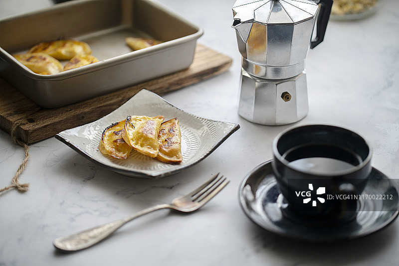 自制健康早餐:烤饺子和咖啡图片素材