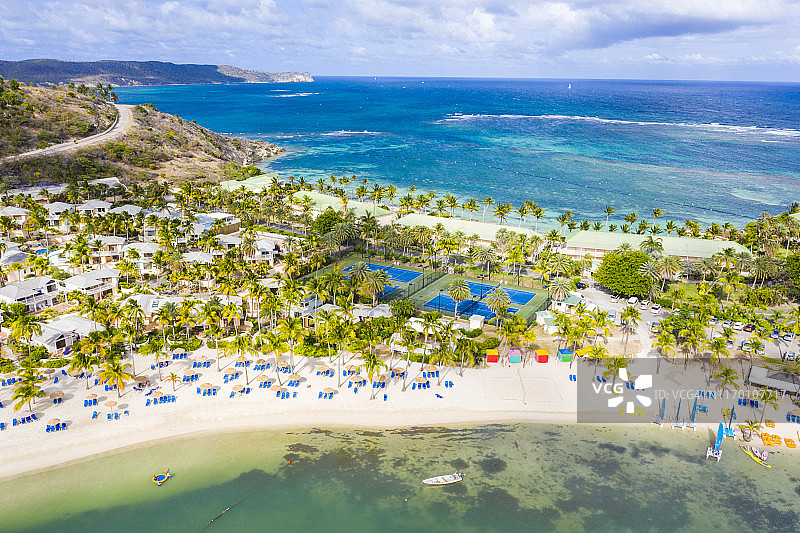 从上面看，加勒比海，棕榈树环绕的海滩和度假村图片素材