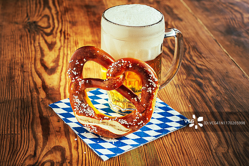 啤酒和椒盐卷饼，德国慕尼黑啤酒节图片素材