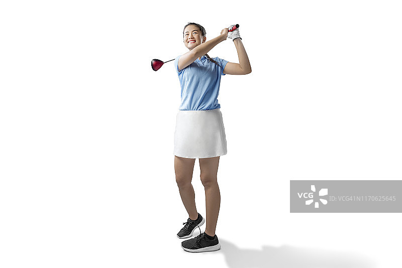 亚洲女子挥动木高尔夫球杆图片素材