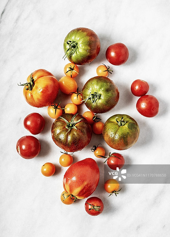 白色背景上的祖传番茄图片素材