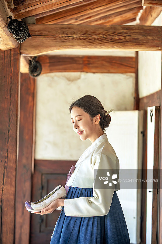 穿着韩国传统鞋的韩服女子图片素材