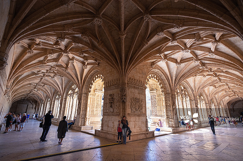 游客们在葡萄牙里斯本的热罗尼莫斯修道院探秘图片素材