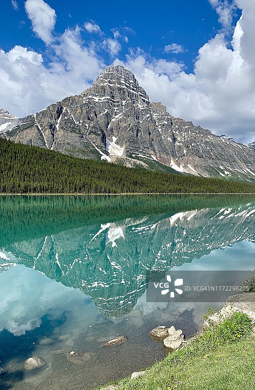 加拿大水鸟湖的cheren山图片素材