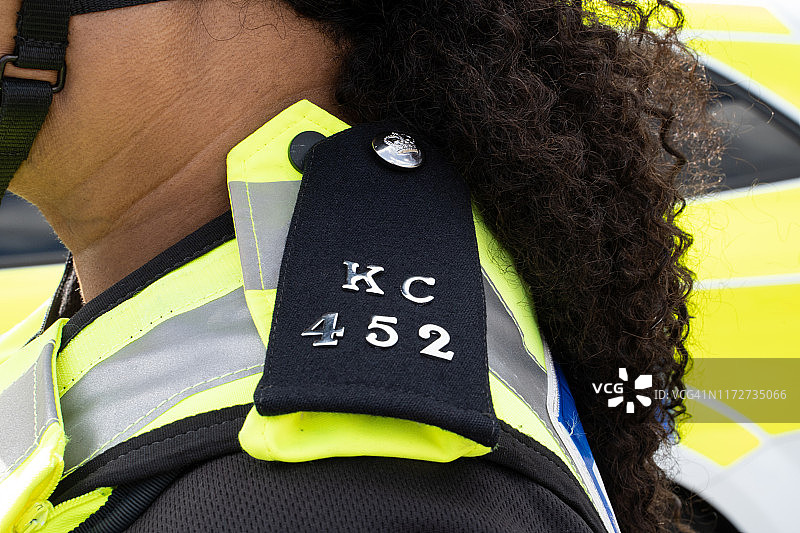 女警制服上通用号码的特写图片素材