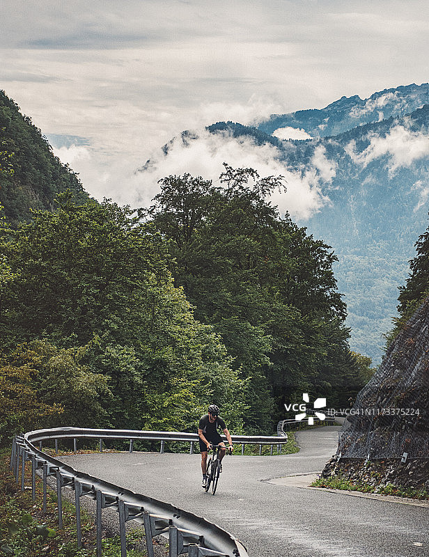 骑自行车的人爬上了福尔克拉兹山口图片素材