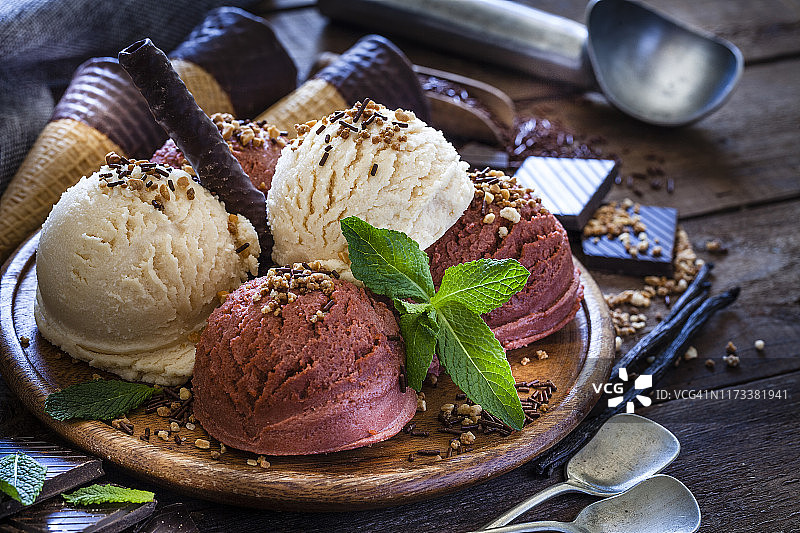 质朴的木桌上放着巧克力和香草冰淇淋图片素材