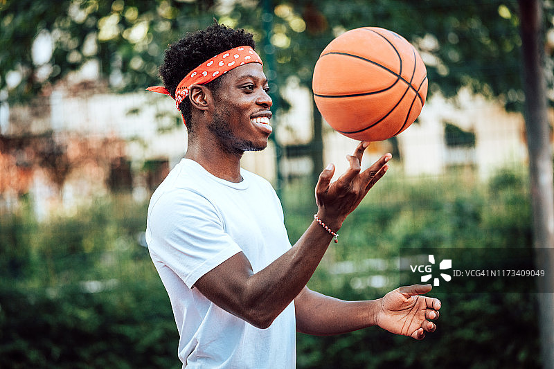 在户外球场上的年轻篮球运动员图片素材