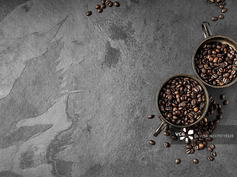 黑色背景上的两杯咖啡豆图片素材
