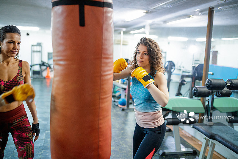 女拳击手在体育馆训练图片素材
