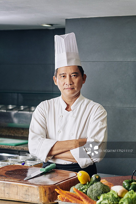 厨房里成熟的亚洲厨师图片素材