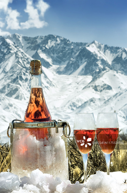 Rosé雪山脚下起泡酒。图片素材
