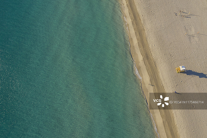 美国佛罗里达州迈阿密，鸟瞰图，渔人岛海滩上的救生员塔图片素材