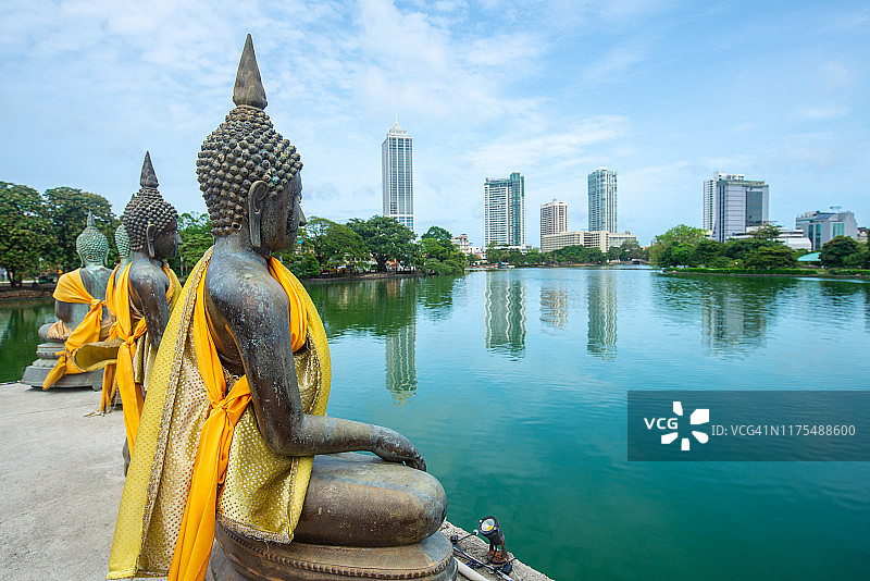 在科伦坡中央商务区贝拉湖上的Seema Malaka寺庙的佛像与美丽的科伦坡天际线。图片素材