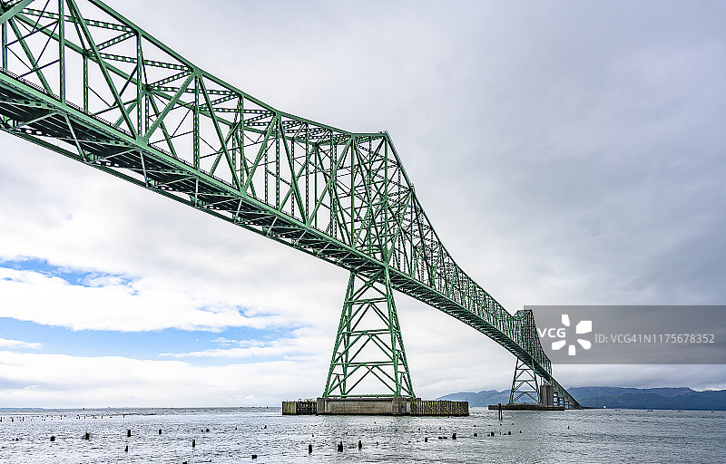 横跨哥伦比亚河河口的阿斯托里亚-梅格勒长桁架大桥图片素材