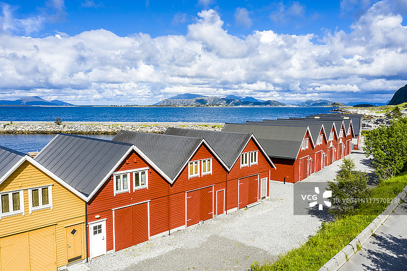 挪威戈多亚岛阿尔内斯的传统木房子图片素材