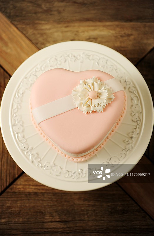 盘子上的粉色心形蛋糕图片素材