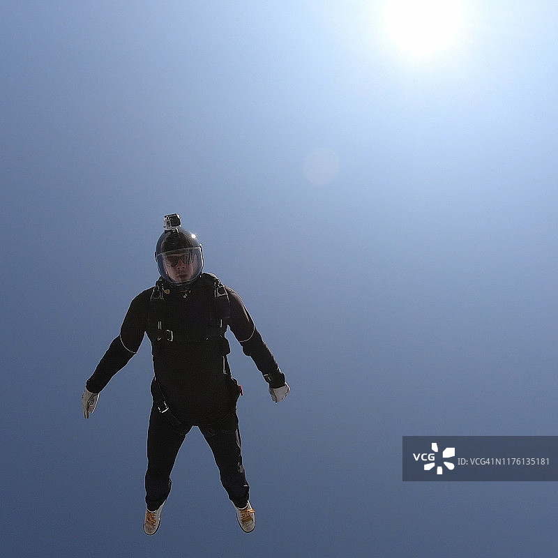 跳伞者从晴朗的天空坠落，空中飞行图片素材