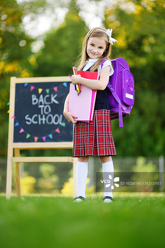可爱的小女孩对重返学校感到兴奋图片素材