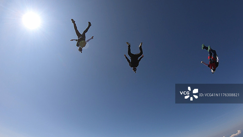 跳伞者在空中飞行，穿过晴朗的天空图片素材