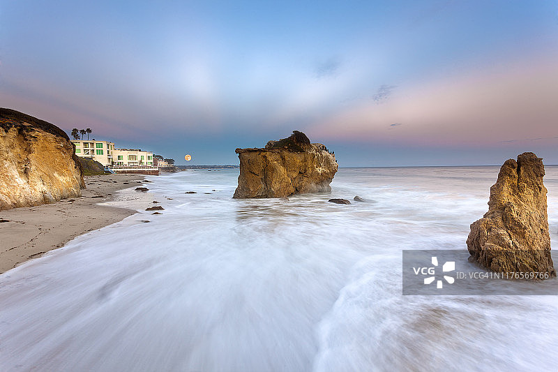 长时间的满月在加州斗牛士州立海滩升起图片素材